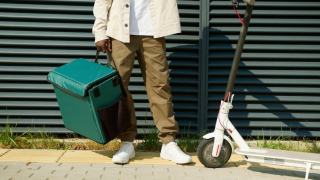 Trottinette électrique vs voiture : coûts et avantages comparés