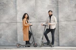 Compteur de vitesse au guidon d'une trottinette électrique en ville