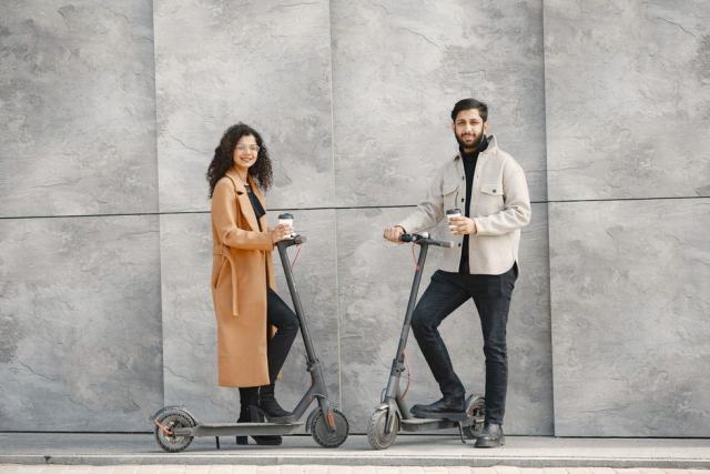 Compteur de vitesse au guidon d'une trottinette électrique en ville